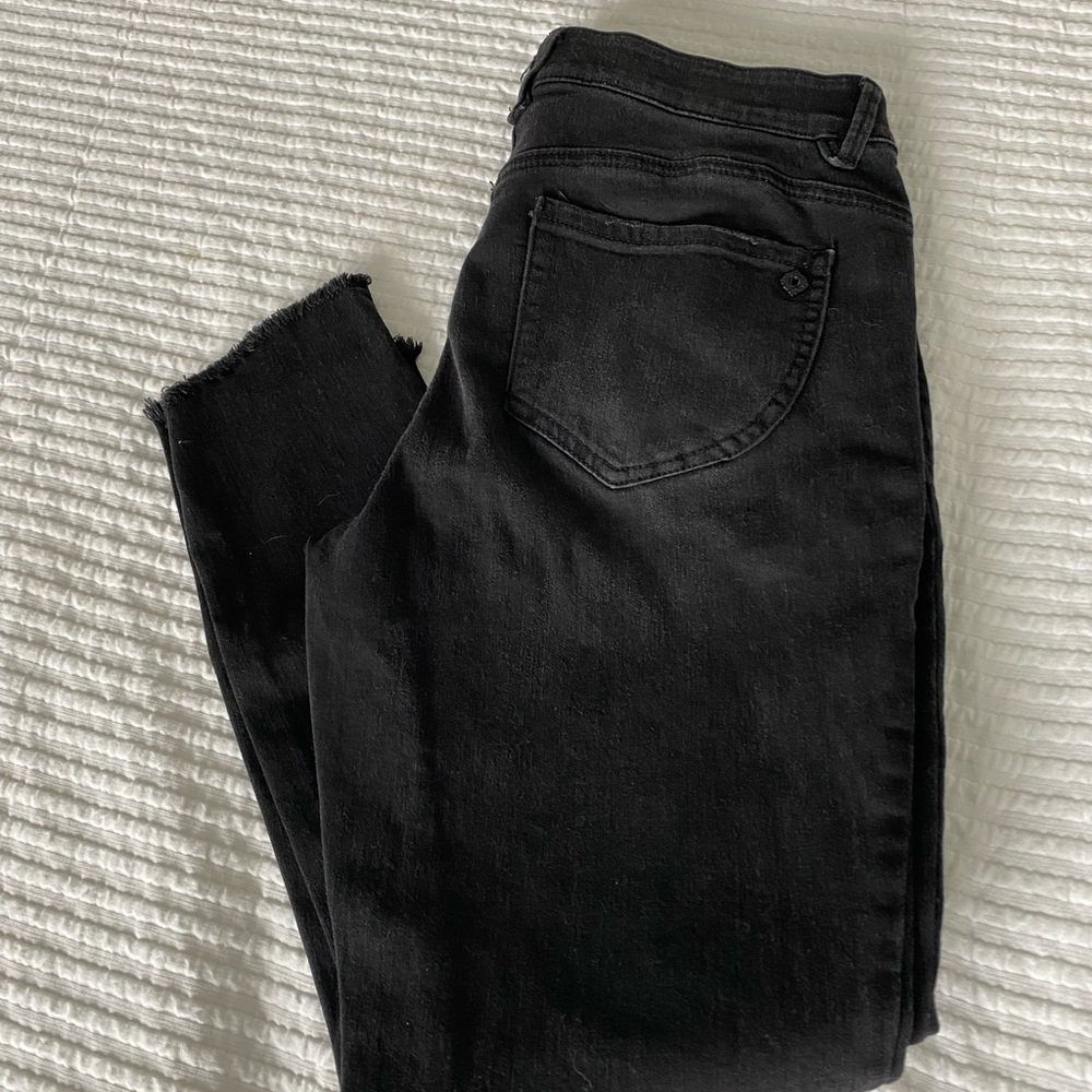 Democracy Black Denim. Skinny stretch jeans, distressed, AB tech, ankle length